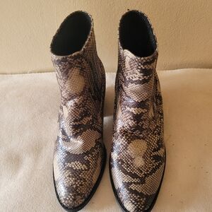 Catherine Malandrino Snakeskin women's shoe Boot Size 6 Gray Ankle Boot